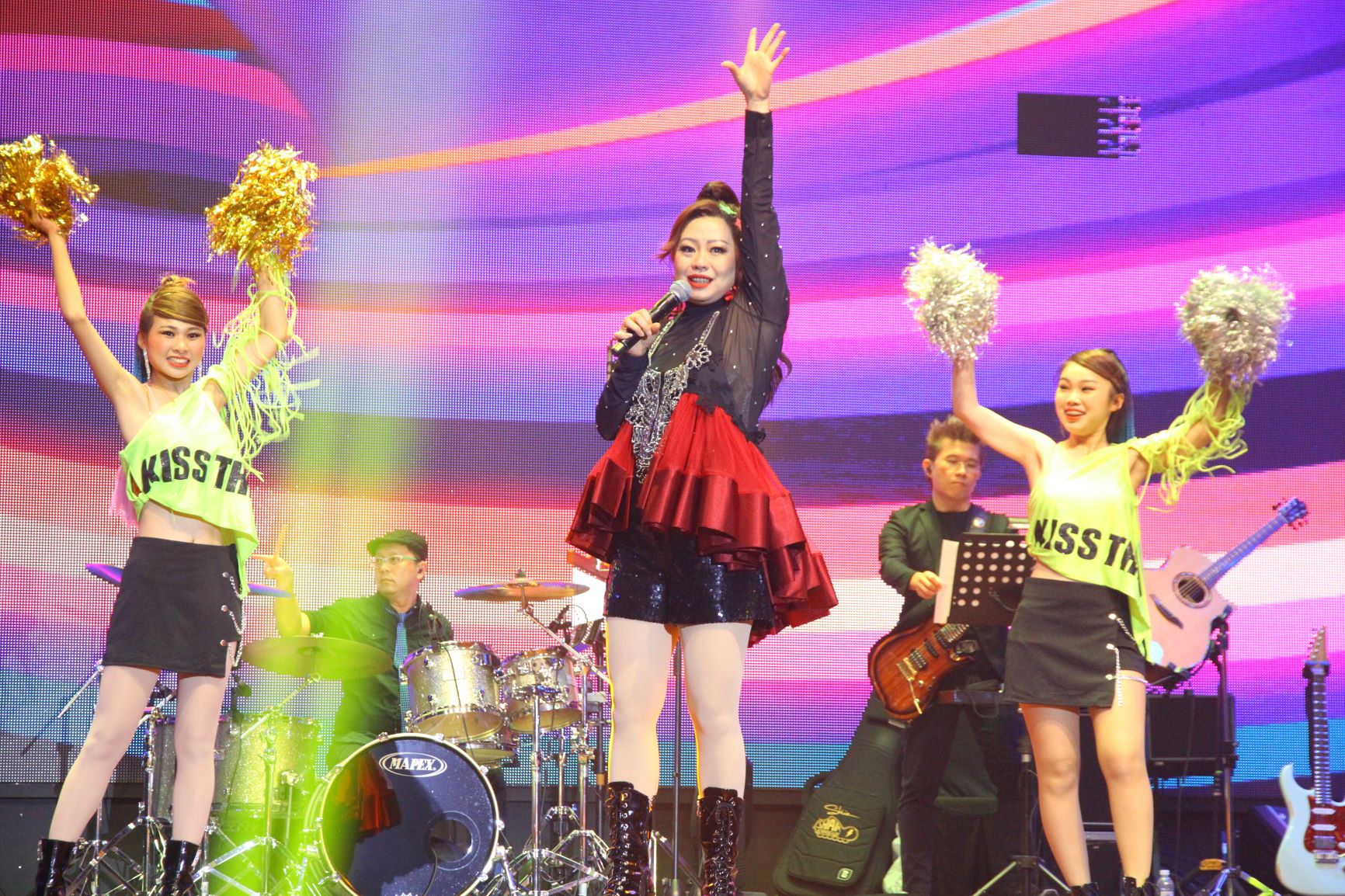 林必媜开唱2大歌王护航 学生坐29小时飞机来捧场