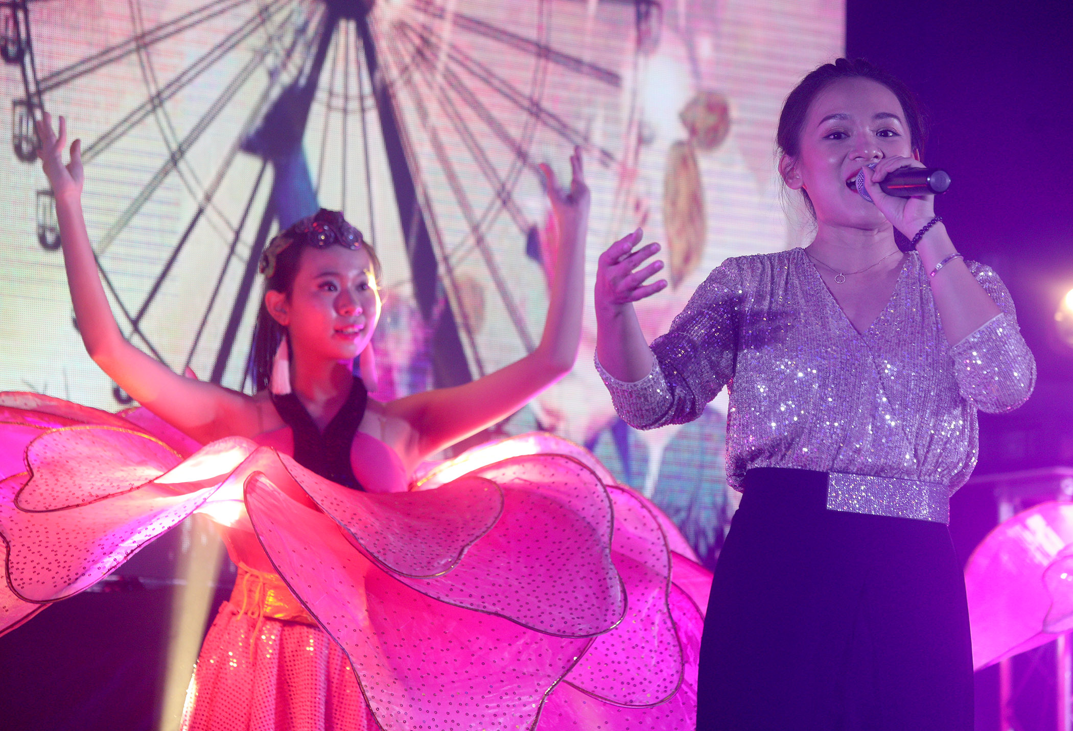 ​爱华教义演重启赢喝彩   奇怪自弹自唱超欢乐