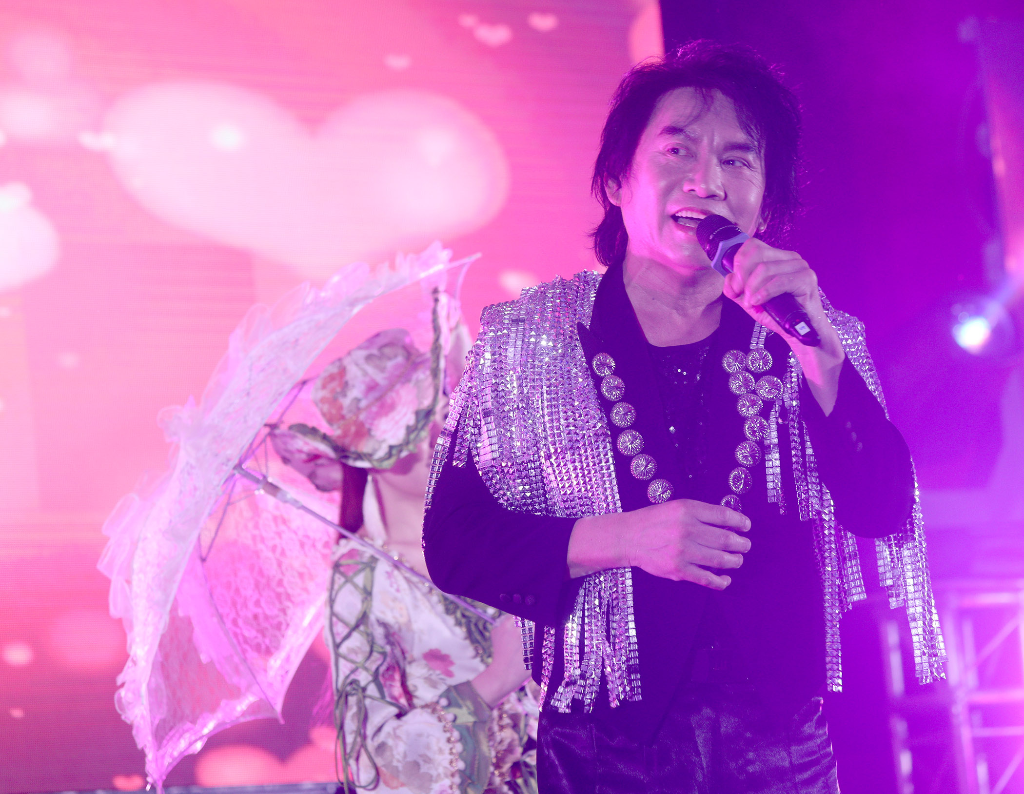 ​爱华教义演重启赢喝彩   奇怪自弹自唱超欢乐