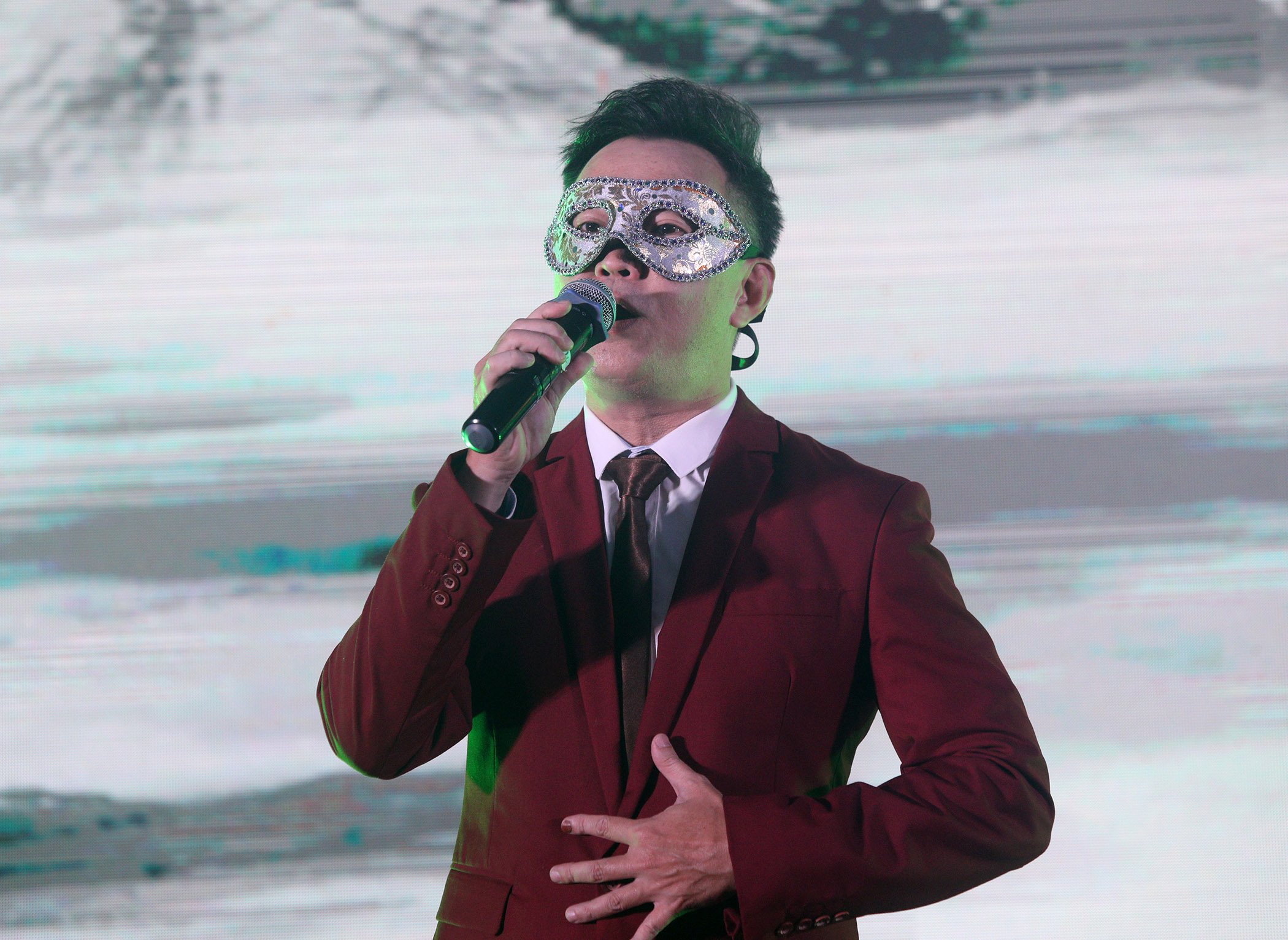 ​爱华教义演重启赢喝彩   奇怪自弹自唱超欢乐