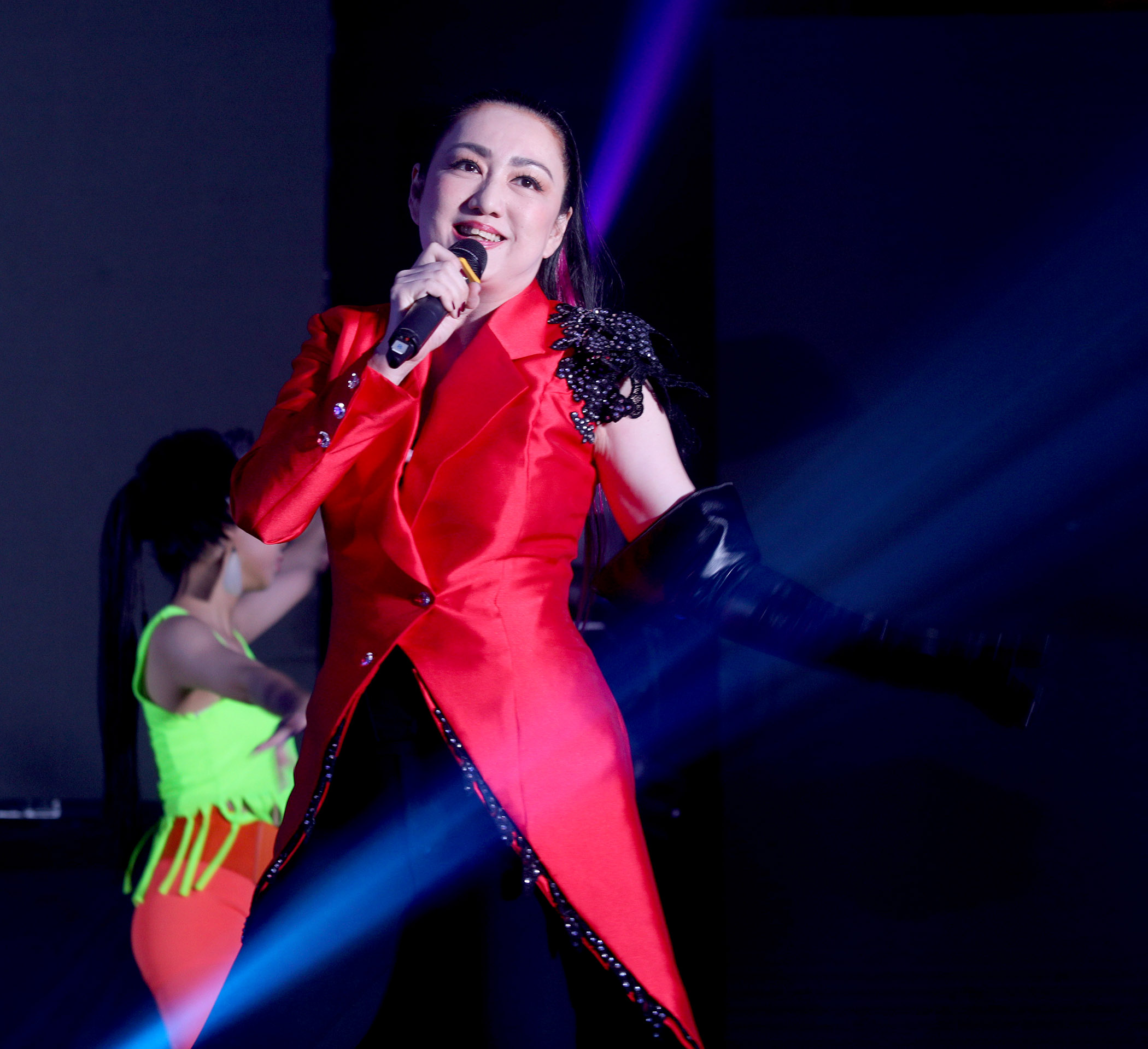 ​爱华教义演重启赢喝彩   奇怪自弹自唱超欢乐