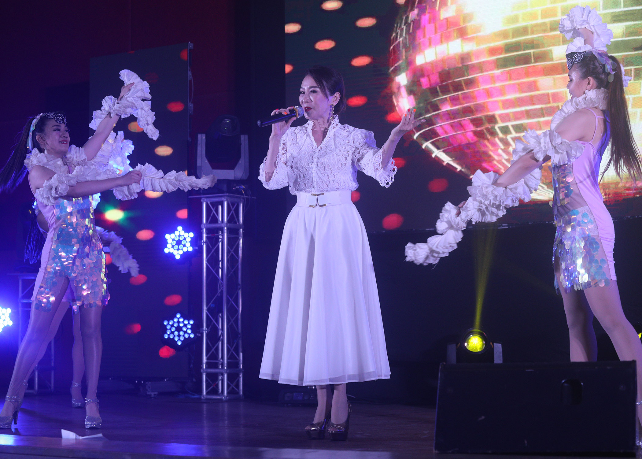 ​爱华教义演重启赢喝彩   奇怪自弹自唱超欢乐