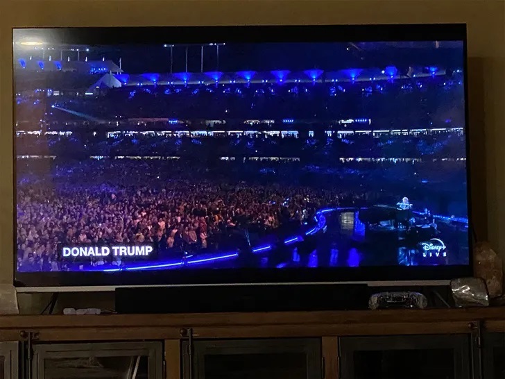 ​疑被骇客入侵  艾顿庄告别秀字幕惊现特朗普名字