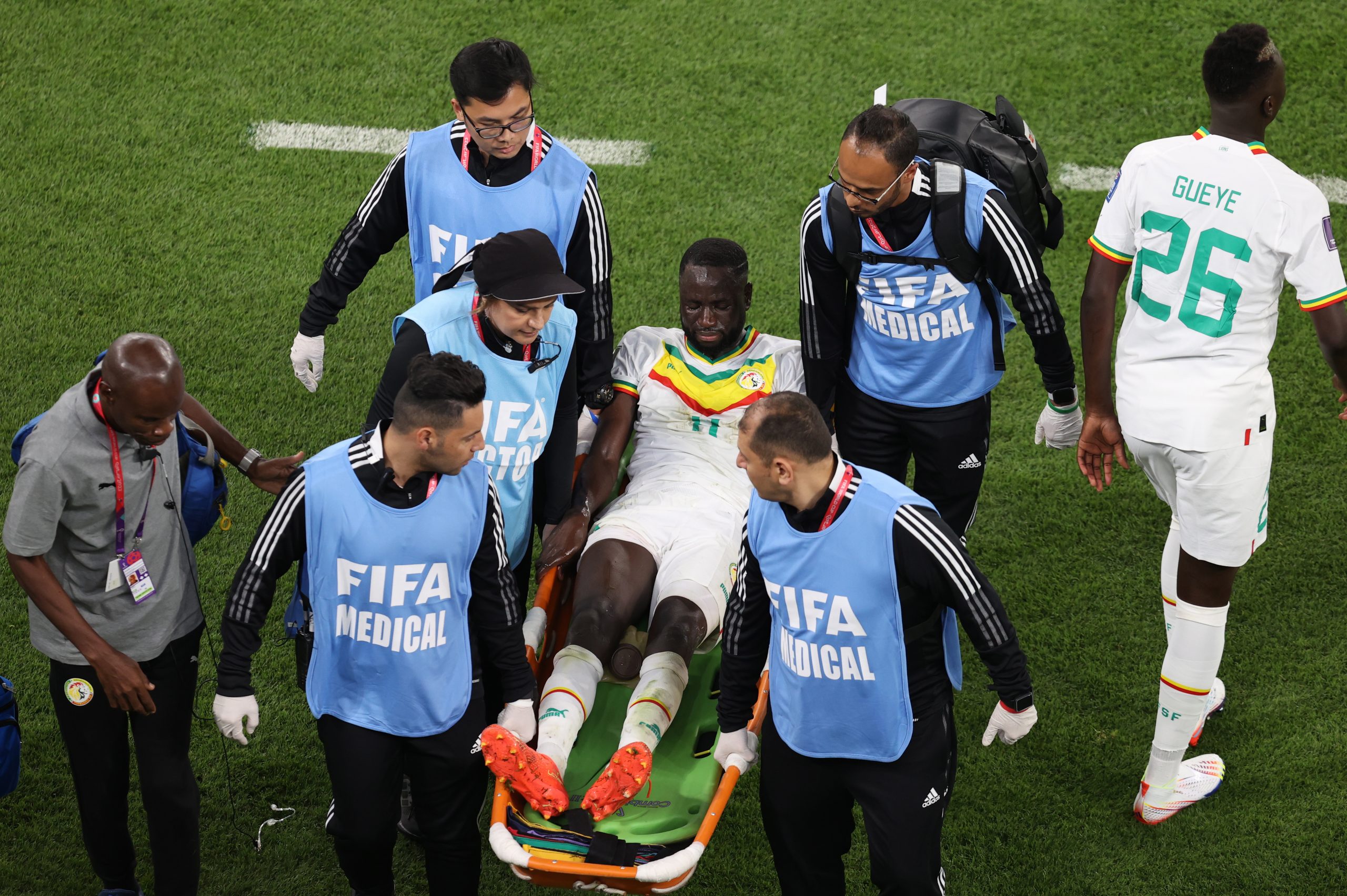 “九阴白骨爪”重现江湖 库亚特男人最痛被抬离场