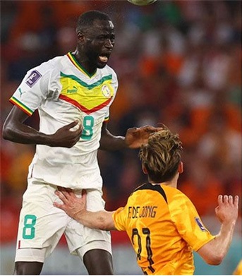 “九阴白骨爪”重现江湖 库亚特男人最痛被抬离场