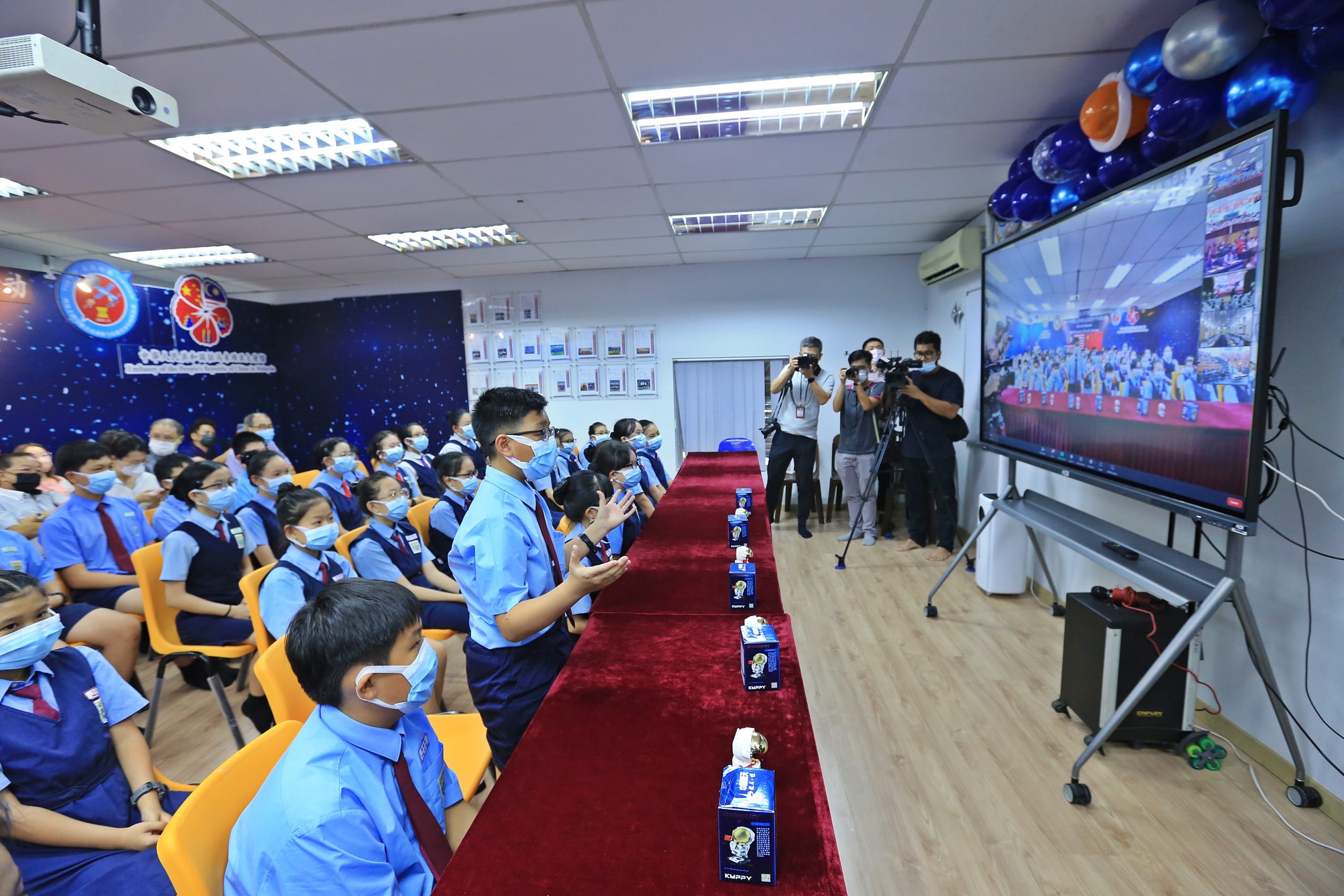 “天宫对话”东盟青少年向中国航天员发问