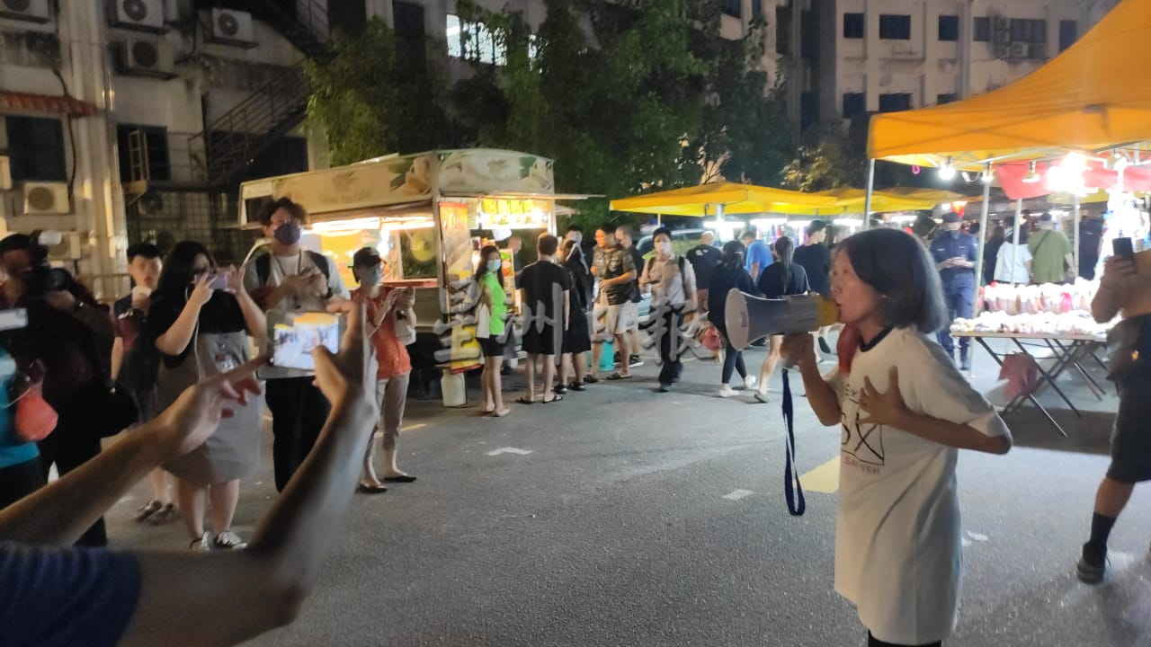 “财神爷”街道演说了!不同语言 声嘶力竭