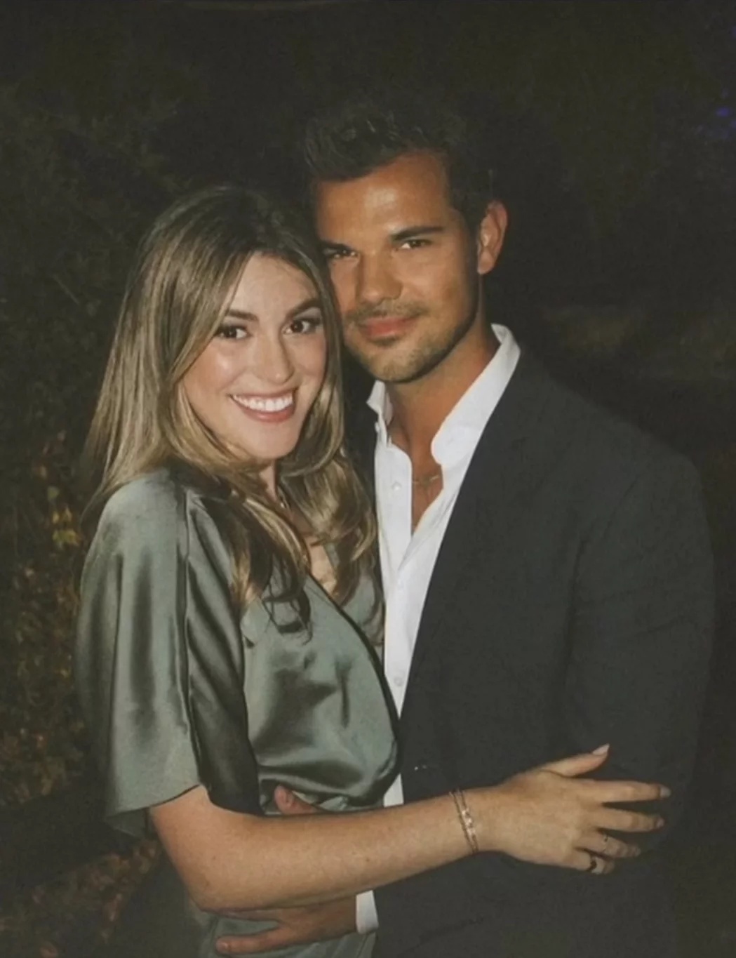 《暮光之城》狼人完婚  逾百位亲友分享喜悦