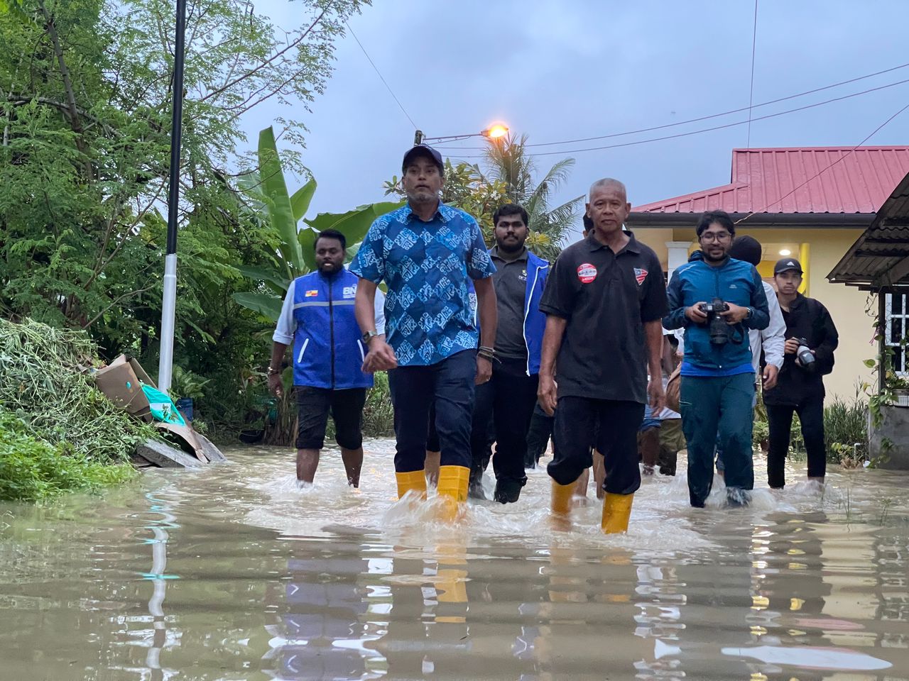 一雨成灾!凯里、拉马南取消行程 涉水看灾情
