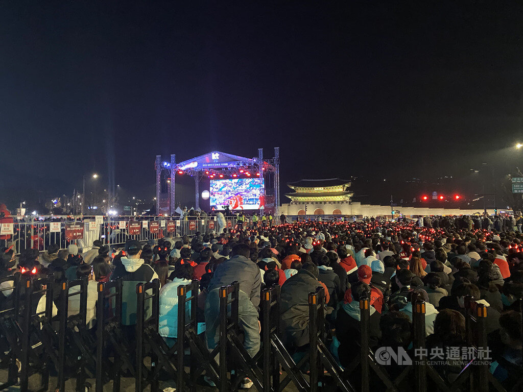 万人聚光化门为韩国队加油 动员640警力维安