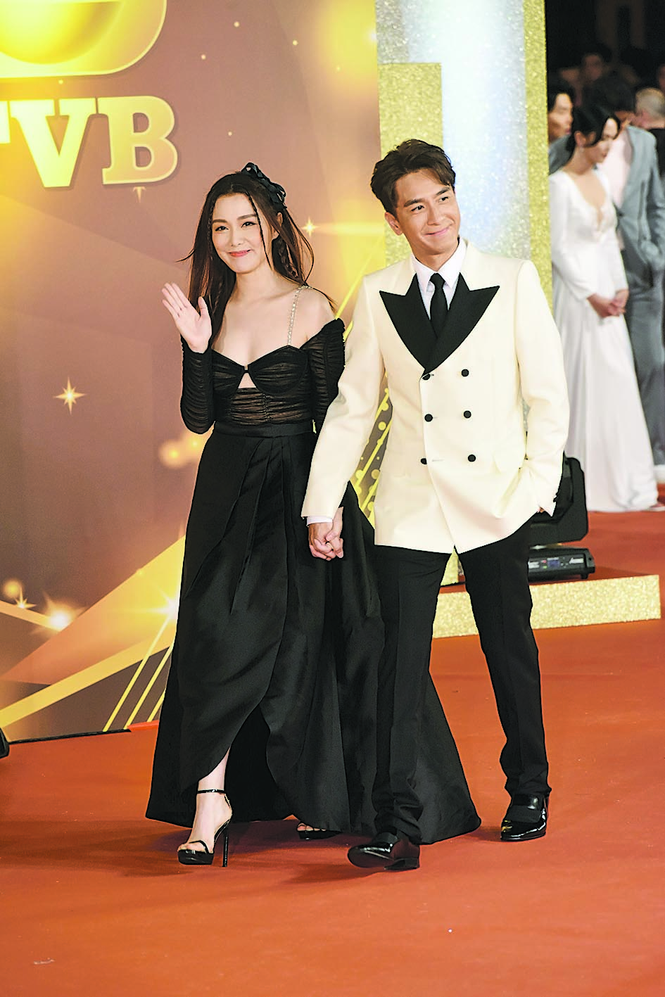 万千星辉贺台庆红毯｜马国明汤洛雯甜挽手  陈自瑶低胸透视独美