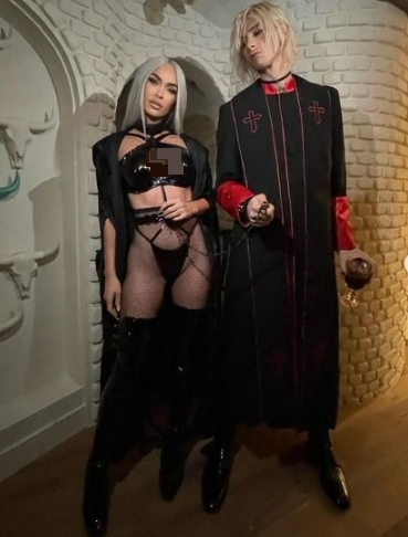 万圣节戴狗环跪领圣餐 梅根霍士亵渎宗教被轰恶心