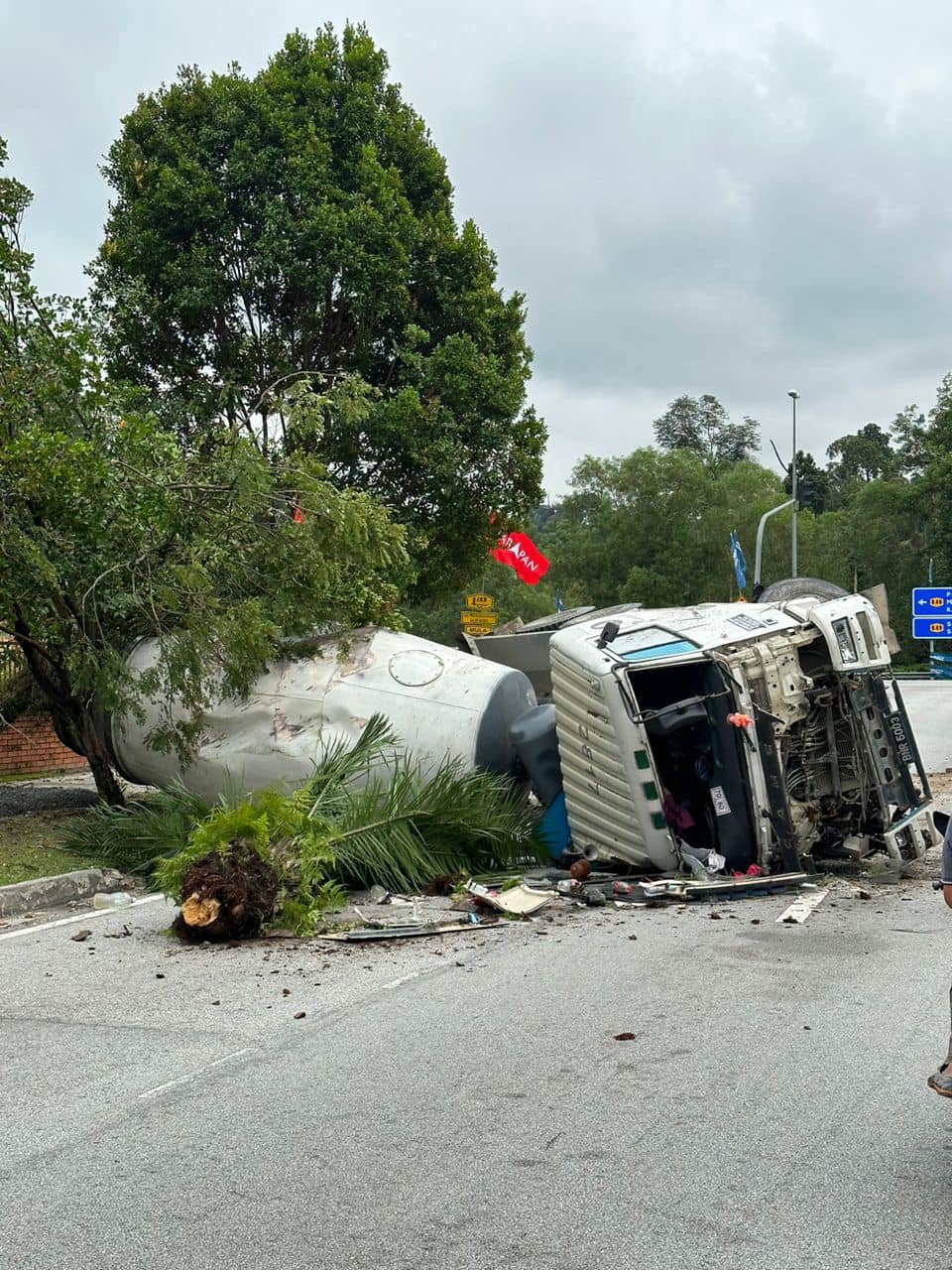 丈夫险被碾压9秒视频 妻:我吓得全身发抖