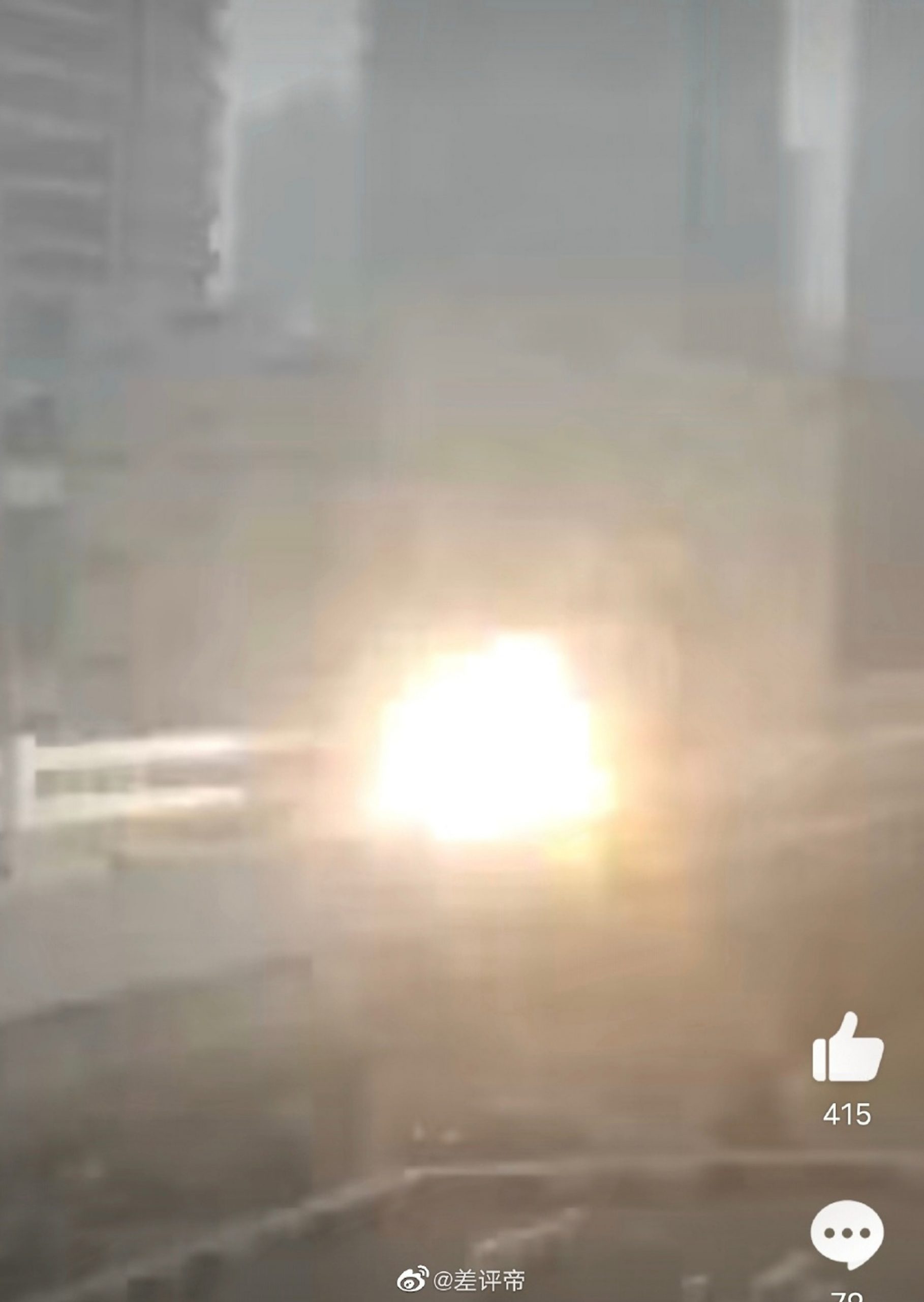 上海地铁车顶冒火光浓烟 官方:供电装置故障,未发生爆炸