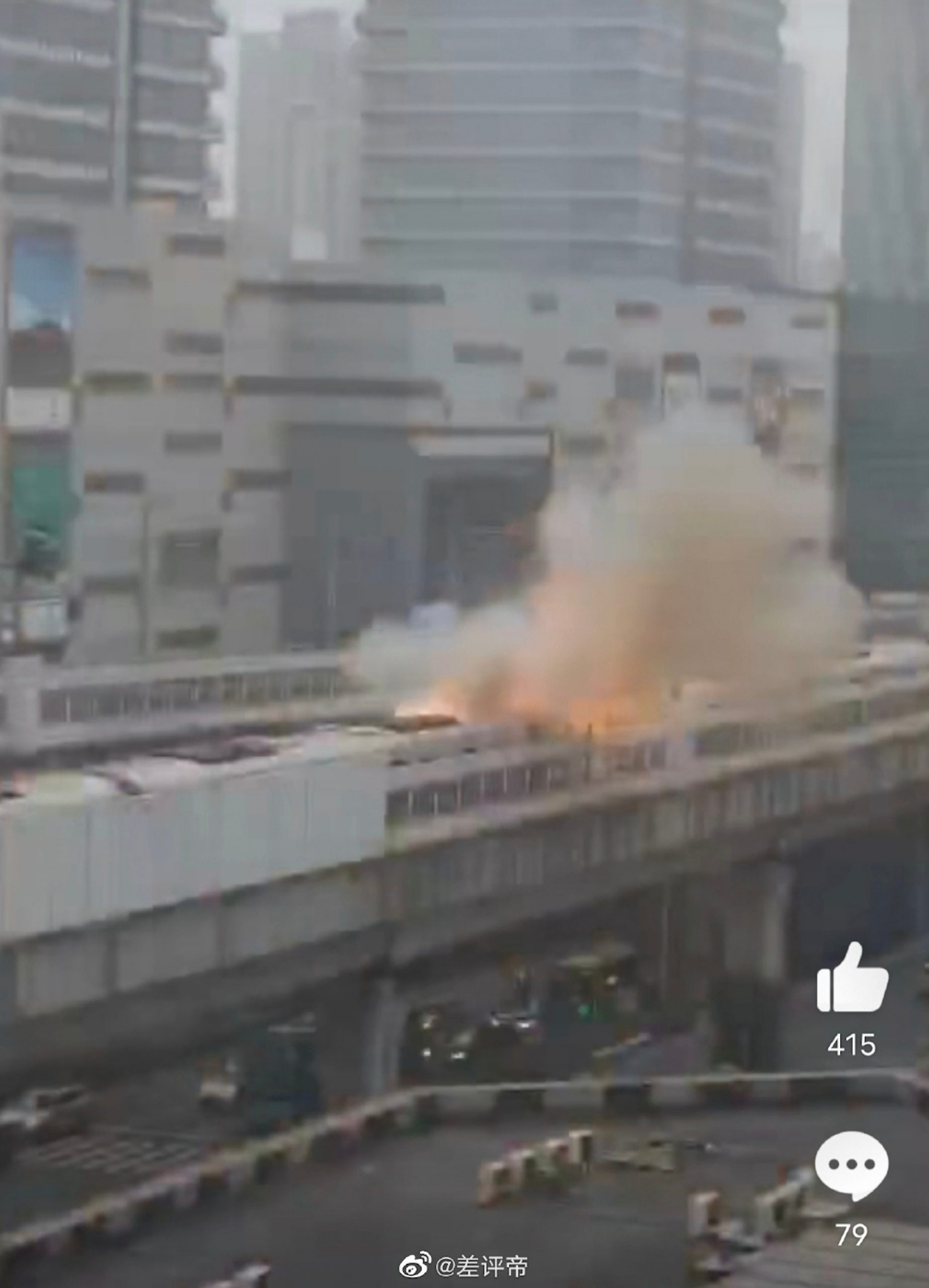 上海地铁车顶冒火光浓烟 官方:供电装置故障,未发生爆炸