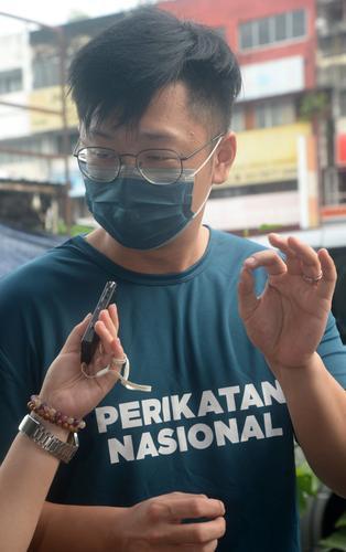 与国阵颜色太近分不清 国盟候选人拜票被选民骂