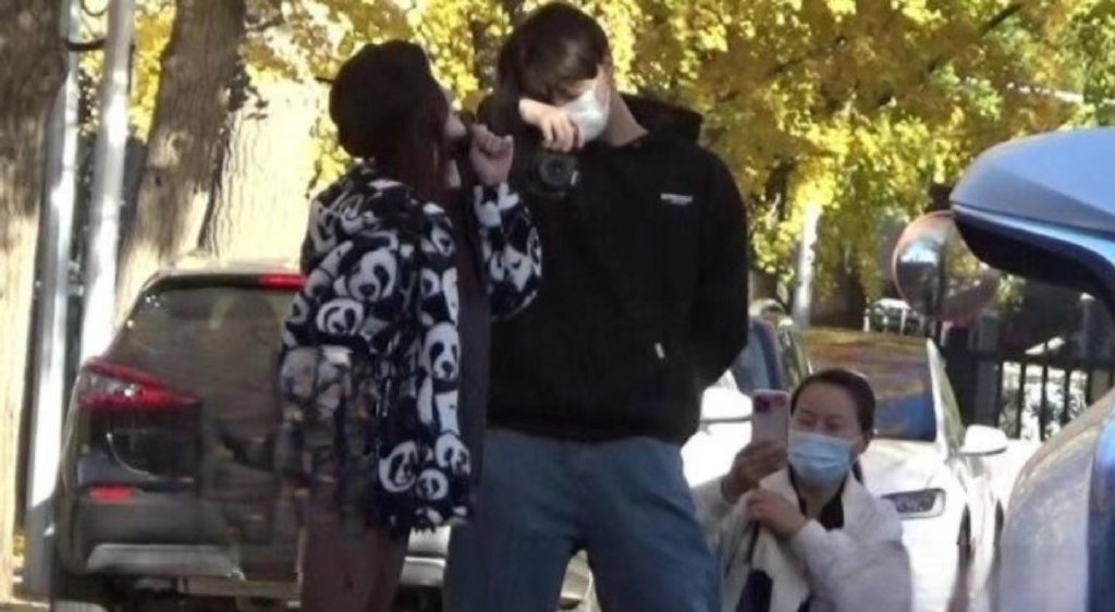 与贾乃亮复合无望 李小璐约会高帅摄影师爆新恋情