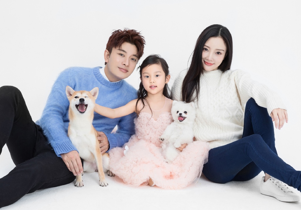 与贾乃亮复合无望 李小璐约会高帅摄影师爆新恋情