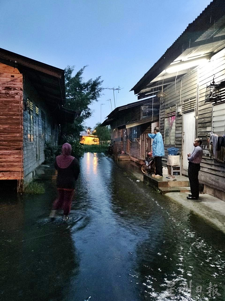 东:民众抱怨降雨一小时就水淹住家，候选人特前往了解情况