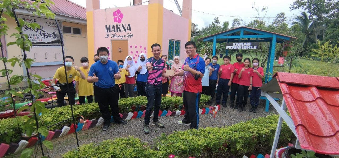 东:丹州巴西巴力培华华小及东马岸中华华小,在国家癌症理事会(MAKNA)主办、丹州教育局协办的全丹微型小学“长春花花园设计”比赛中脱颖而出,荣获亚军和殿军。