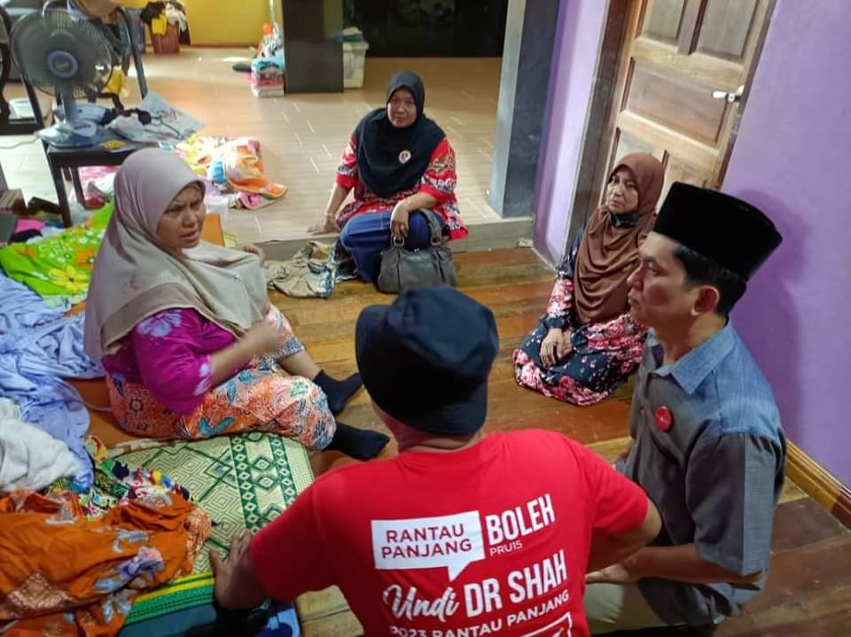 东:住家被水灾包围,丹州兰斗班让妇女庆幸消拯队及时前来将她和婴儿救出去。