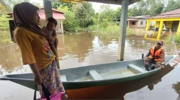 东:住家被水灾包围,丹州兰斗班让妇女庆幸消拯队及时前来将她和婴儿救出去。