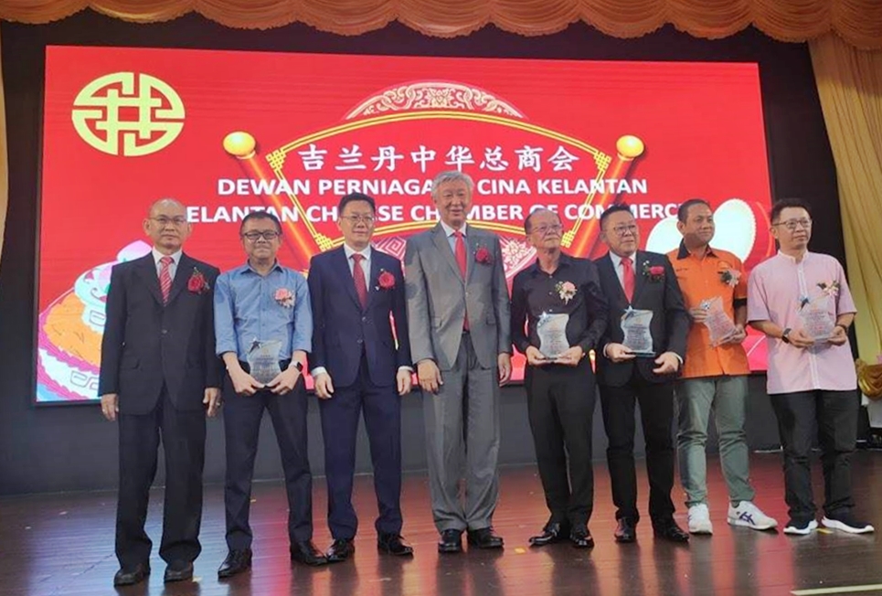 东:吉兰丹中华总商会会长叶翃瑚指出,丹中总与泰国驻吉兰丹领事馆保持密切联系,并结合泰南陶公府商会了解投资泰南的指南与优惠,共同策划推动双边贸易及商业对接。