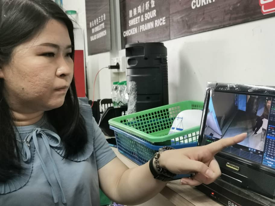 东：恶作剧还是蓄意破坏？瓜拉登嘉楼国会议席国阵候选人拿督莫哈末祖比尔的海报被人涂鸦，动机不明。