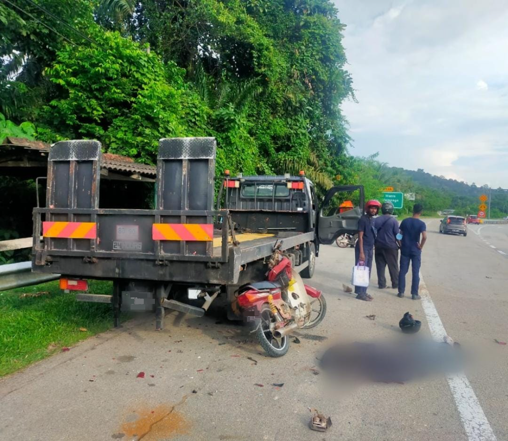 东:摩托车撞拖车罗里后部