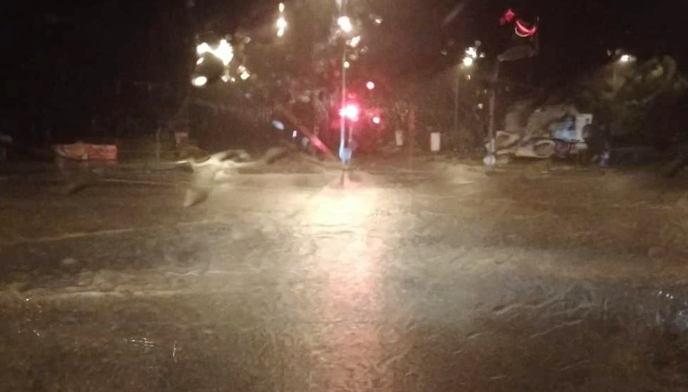 东:文德甲昨晚下起倾盆大雨,多处道路积水影响交通行驶,并传出倒树事件。