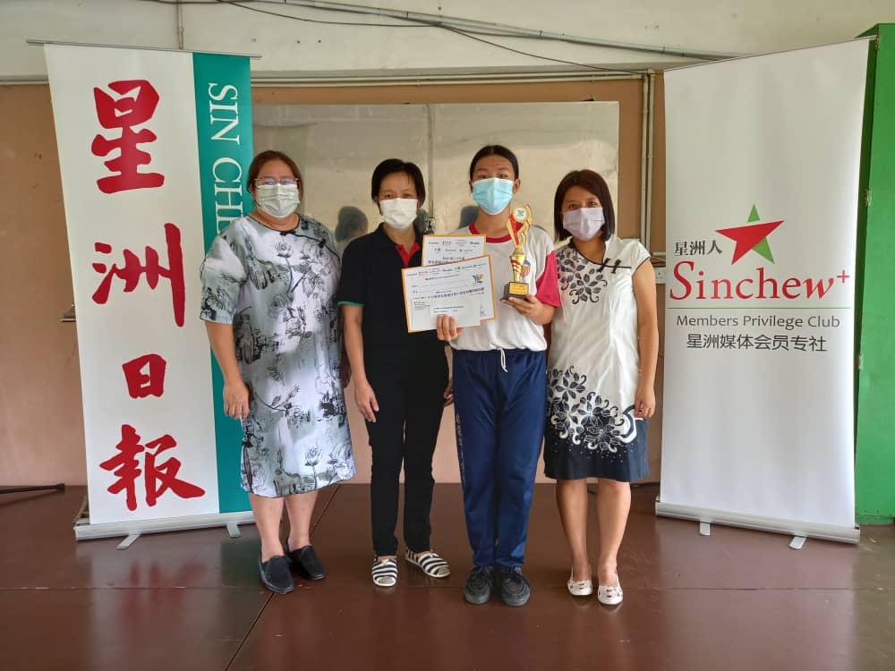 东:星洲日报2022年第26届学生阅报计划小学生时事问答比赛登嘉楼州决赛成绩出炉,哇加打北中华小学横扫冠亚季军,大唱丰收。