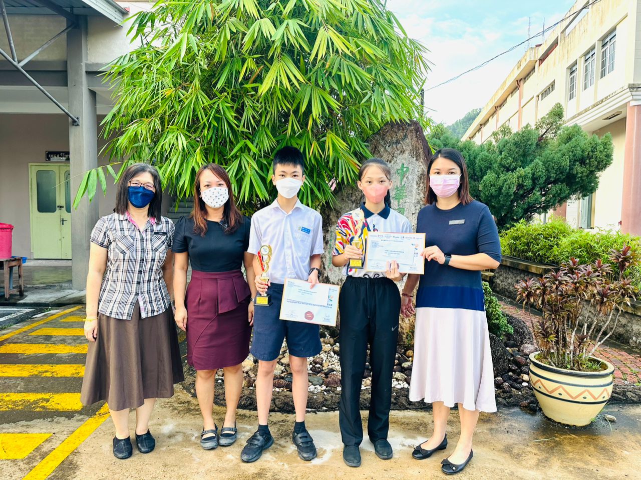 东:星洲日报2022年第26届学生阅报计划小学生时事问答比赛登嘉楼州决赛成绩出炉,哇加打北中华小学横扫冠亚季军,大唱丰收。