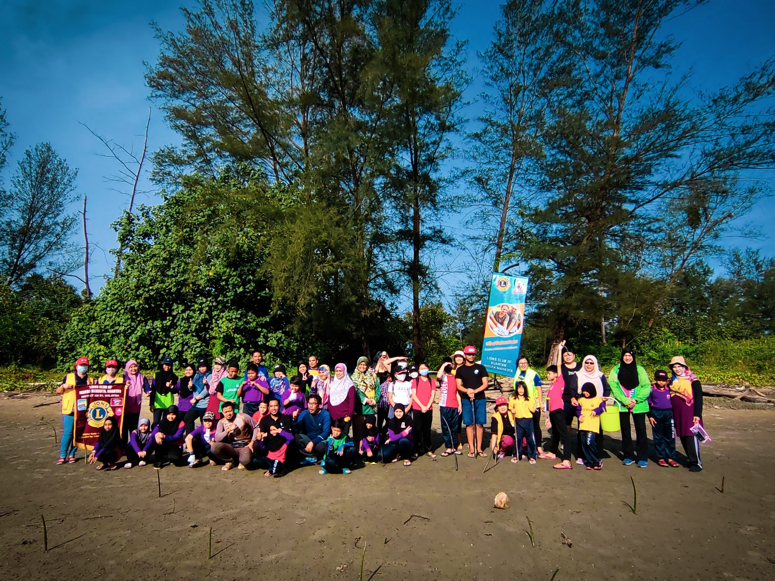 东：百人齐心协力，在米昔拉巴洛海滩，栽种900棵红木，以响应绿化马来西亚计划。