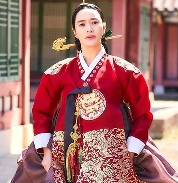 中国化用语太现代惹议 金憓秀《王后伞下》被骂爆