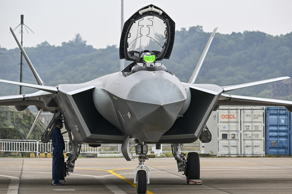 中美隐形战机较量 华拥逾200架歼20