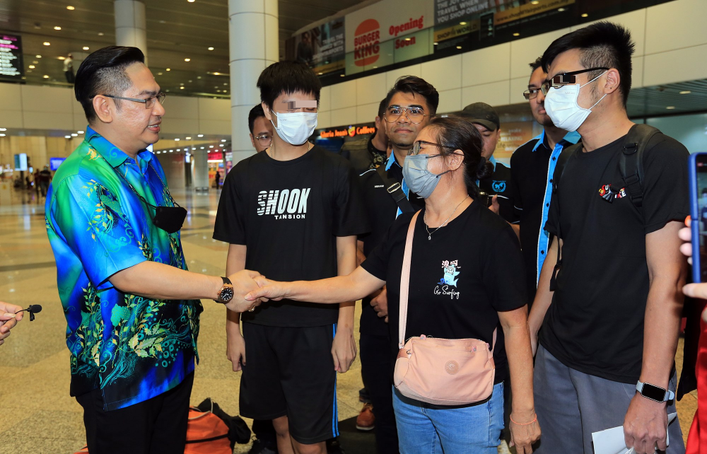 为救困在缅甸苗瓦迪的幼儿·陆母8个月坚持不懈总算将儿子带回国