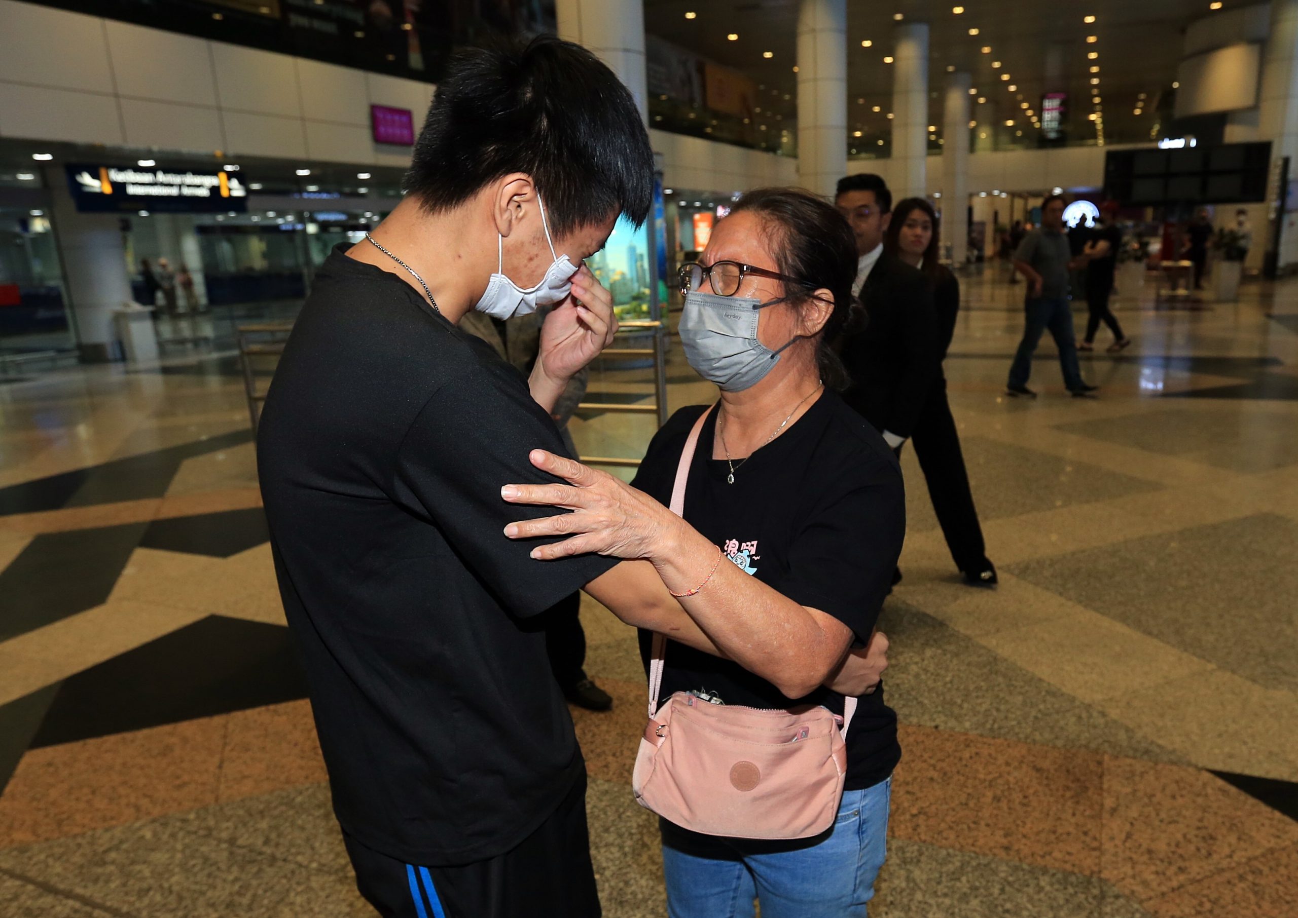 为救困在缅甸苗瓦迪的幼儿·陆母8个月坚持不懈总算将儿子带回国