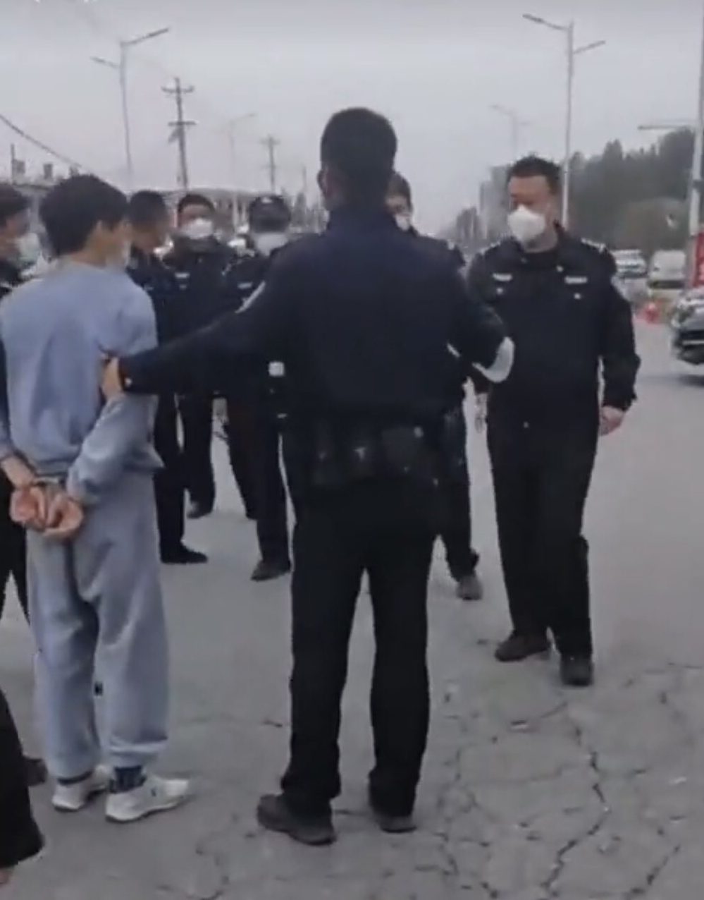 为给儿买奶粉男子持刀闯防疫关卡 警:情况特殊罚100元了事