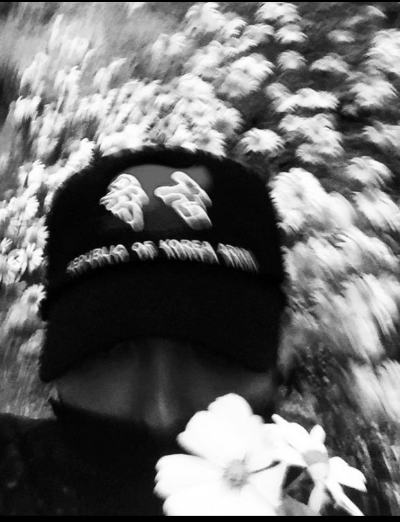 以白雏菊梨泰院哀悼 GD挨轰借惨剧宣传品牌