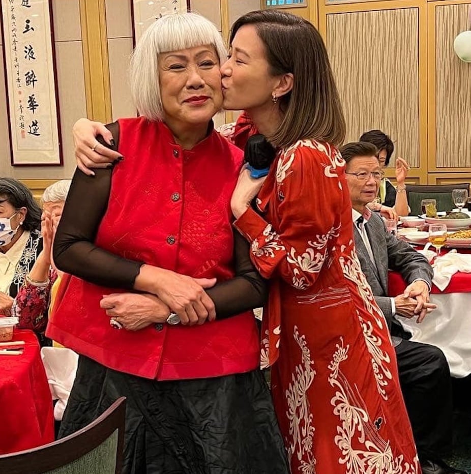 佘诗曼筵开16席为母贺70大寿 早年丧夫独力抚养3儿女	