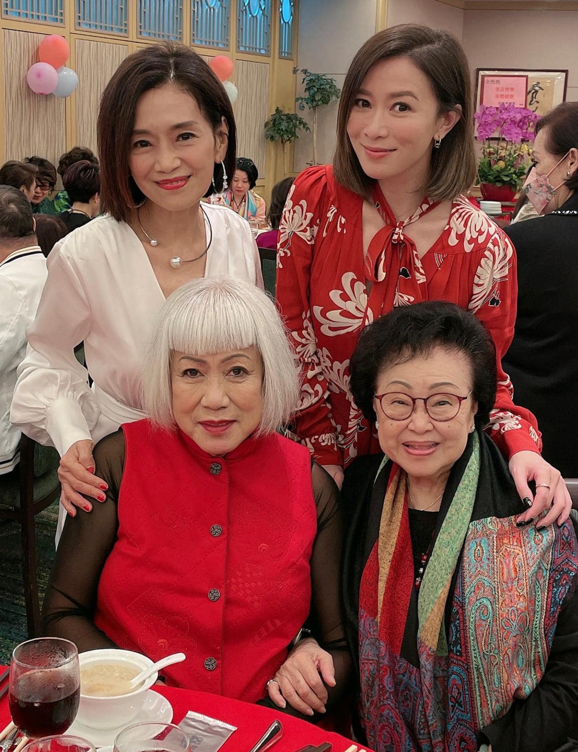 佘诗曼筵开16席为母贺70大寿 早年丧夫独力抚养3儿女	