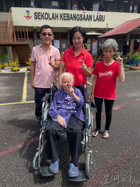 供星洲网:111岁人瑞,投下第15次的选票