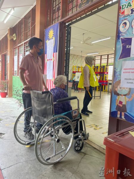 供星洲网：111岁人瑞，投下第15次的选票