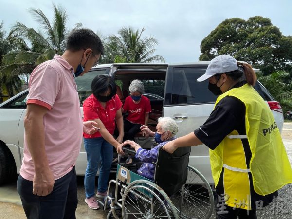 供星洲网：111岁人瑞，投下第15次的选票
