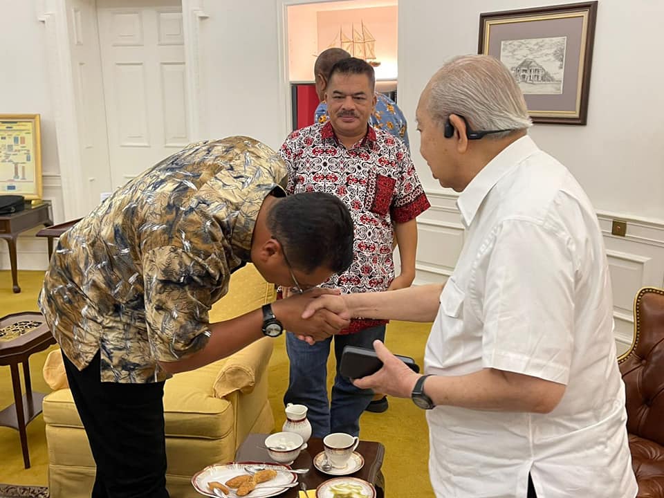 东姑拉沙里平静面对败选