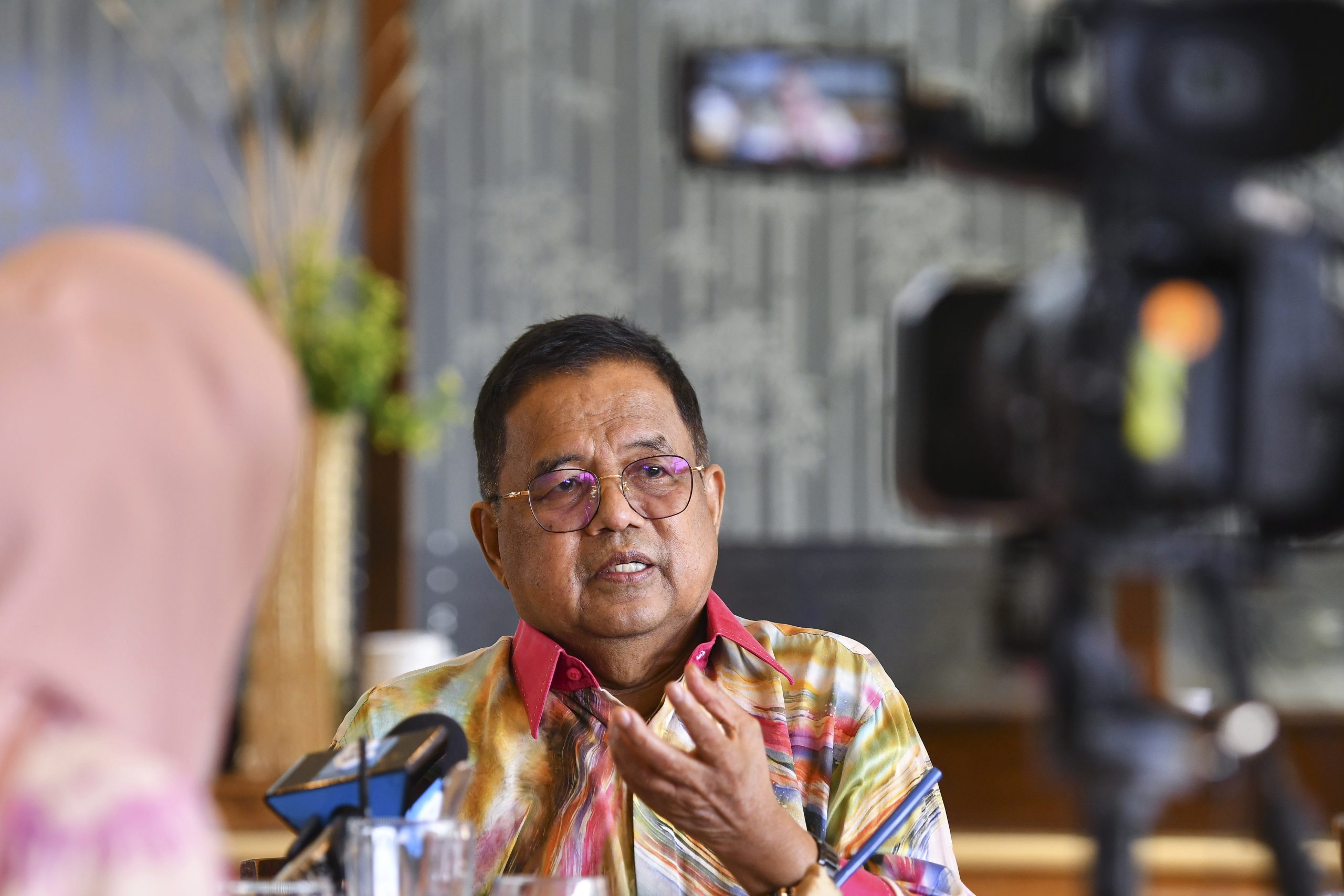 全国:曾两度代表国阵在全国大选上阵马江国会议席击败伊斯兰党主席丹斯里哈迪阿旺的“巨人杀手”拿督斯里阿都拉曼巴卡分享“屠龙”秘诀,面对强人哈迪阿旺,最重要懂得辩论及演讲。