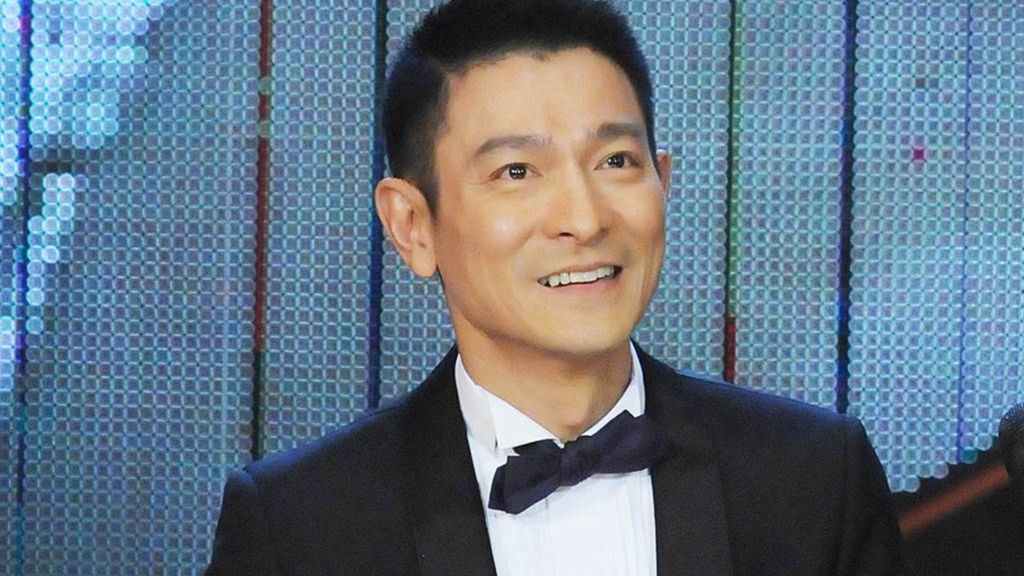刘德华穿背心吊带裤登长城旧照疯传 一动作被笑：有心机