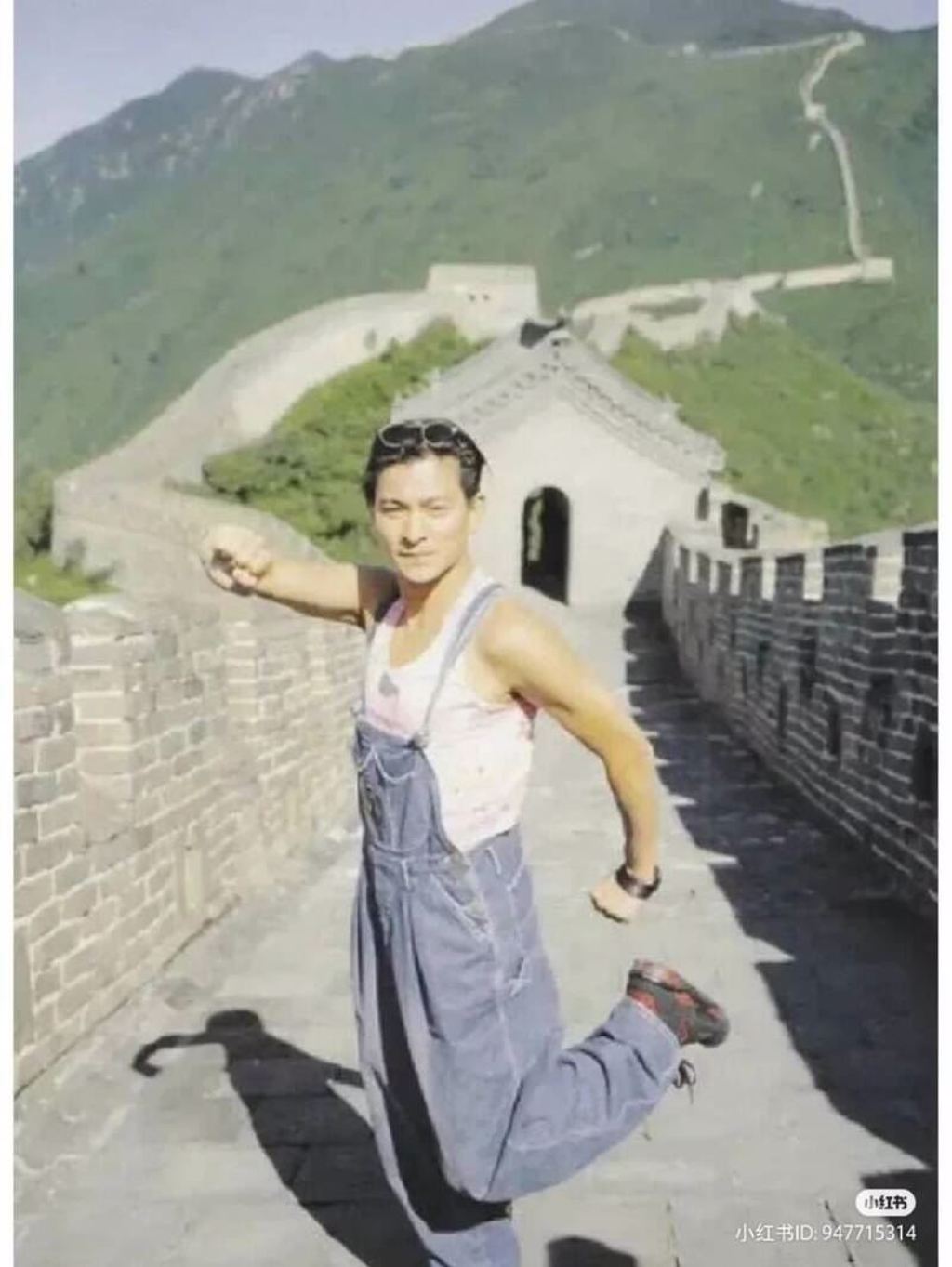 刘德华穿背心吊带裤登长城旧照疯传 一动作被笑：有心机