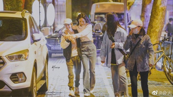 前夫刘恺威公布新恋情 杨幂与男子亲密搂腰示威?