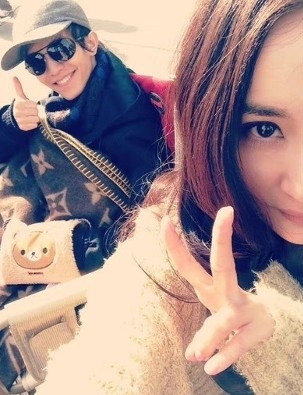 前夫刘恺威公布新恋情 杨幂与男子亲密搂腰示威?